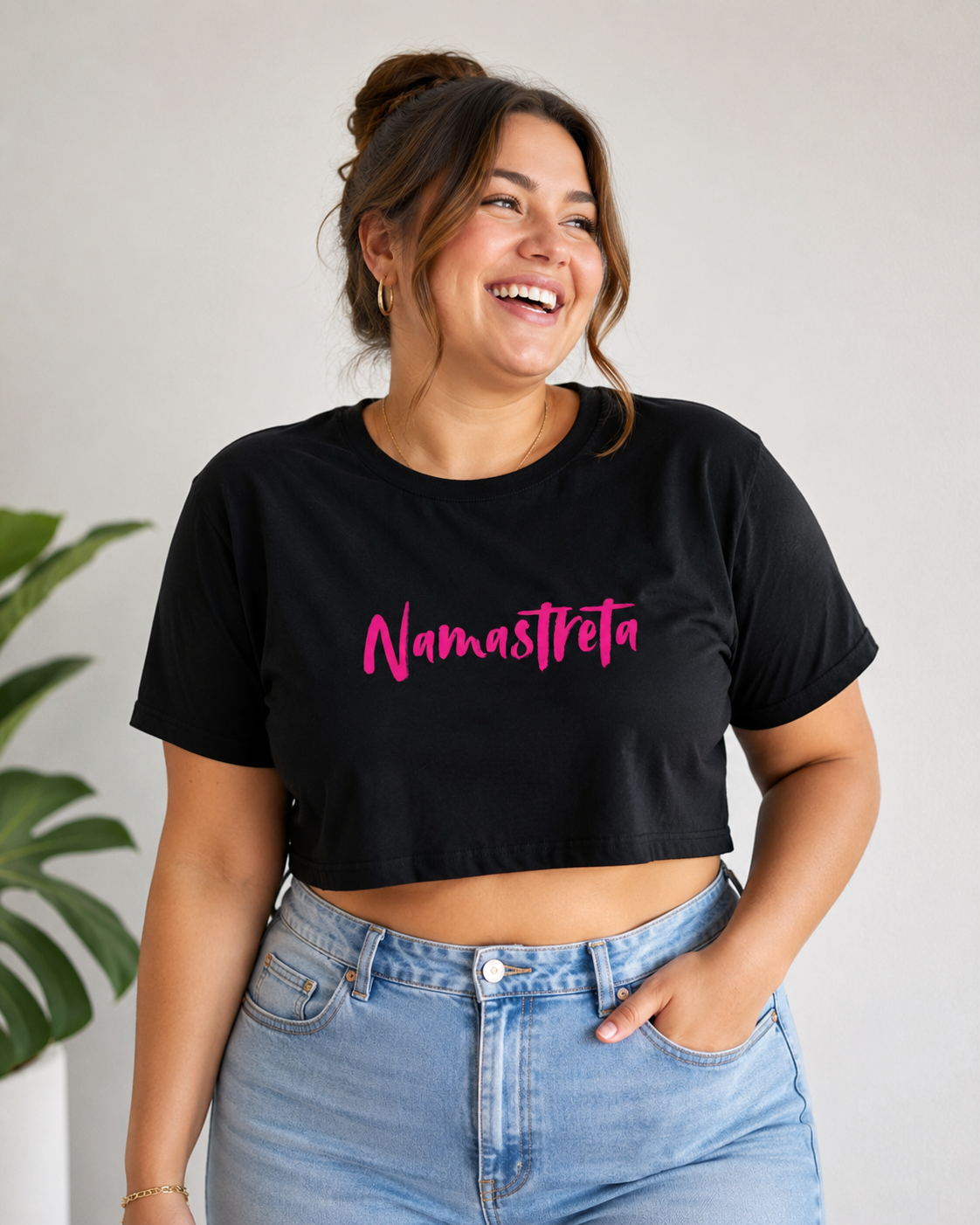 Mulher usando cropped Namastreta