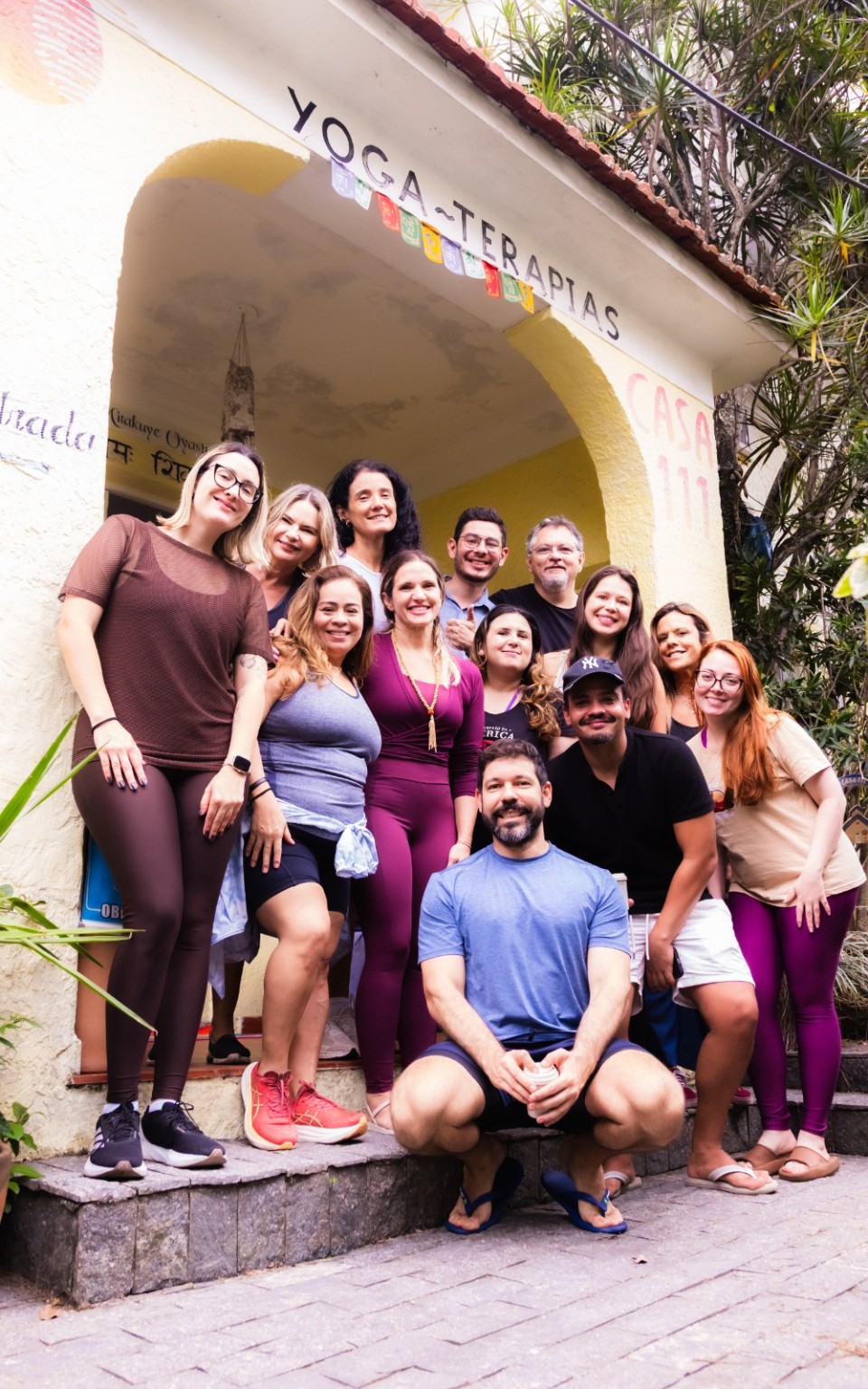 Grupo reunido na entrada da Casa 111 após o encontro