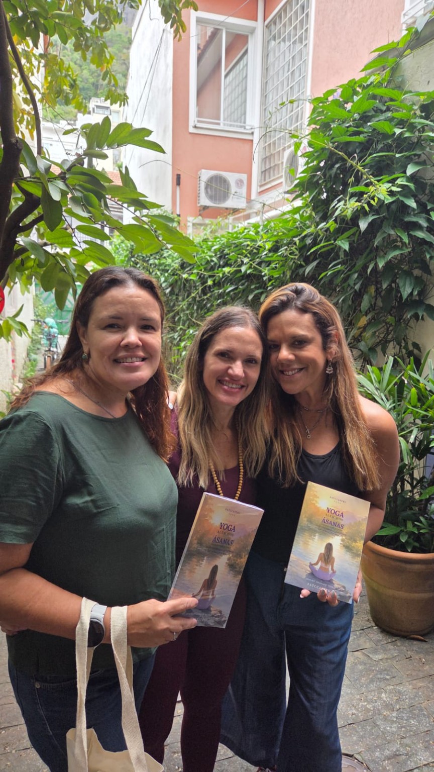 Três participantes com exemplares de Yoga Além dos Ásanas