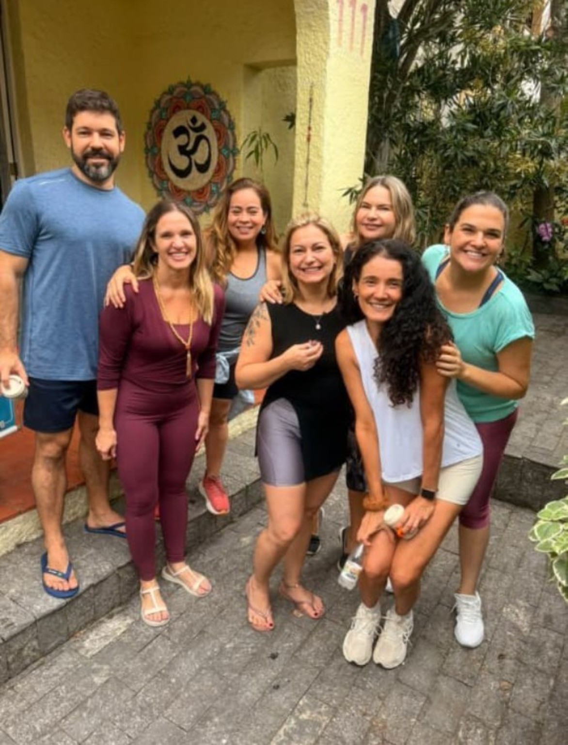Grupo de participantes reunido na entrada da Casa 111